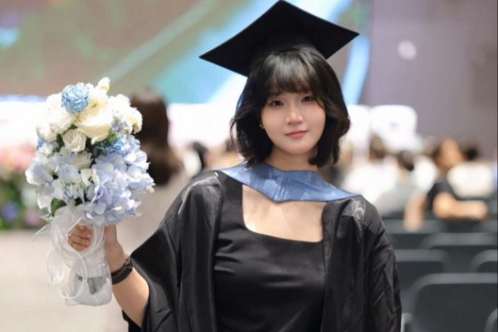 泰山女球迷毕业典礼上演莫伊塞斯庆祝：喜欢泰山10年，最喜欢大雷