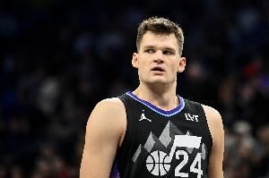 湖记：湖人将在新赛季再次尝试交易得到爵士中锋凯斯勒！