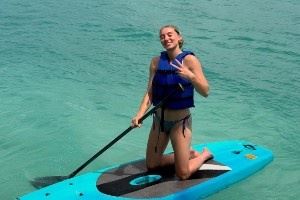 又美又飒！佩奇在社媒晒海边度假美照 秀烧烤技艺