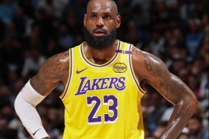 美记：詹姆斯专门练了接球投篮 预计打无球会比生涯任何时候都多