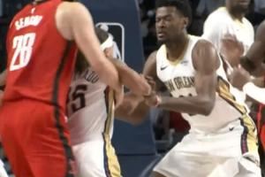 保护队友！老六想往前冲被申京直接架住腋下往后一扔再摔一跤