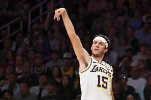 里夫斯:即使和詹姆斯&东契奇一起打球 我也会给自己背负很重责任