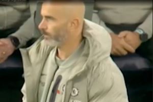 马雷斯卡比赛中手插裤兜挠私处,球迷吐槽:他的蛋蛋总是很痒